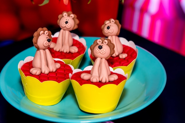 어린이 파티에서 로얄 아이싱으로 장식된 과자와 머핀이 있는 테이블.