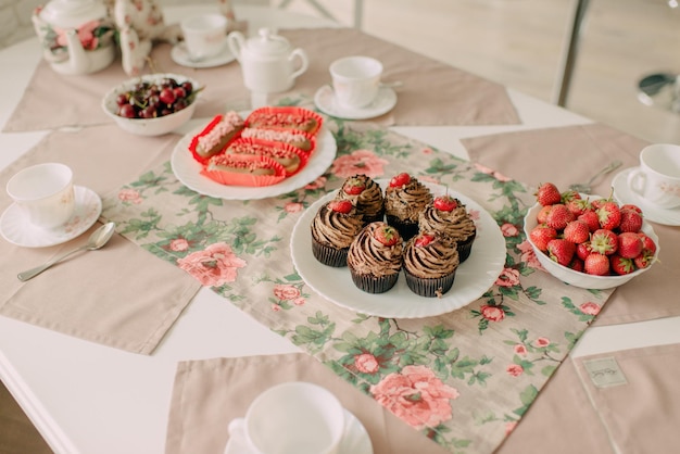 Photo a table with a table full of food and a plate of cupcakes with the words 