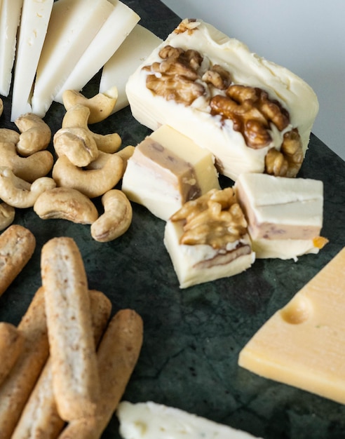 Photo a table with varieties of ripened and soft cheeses