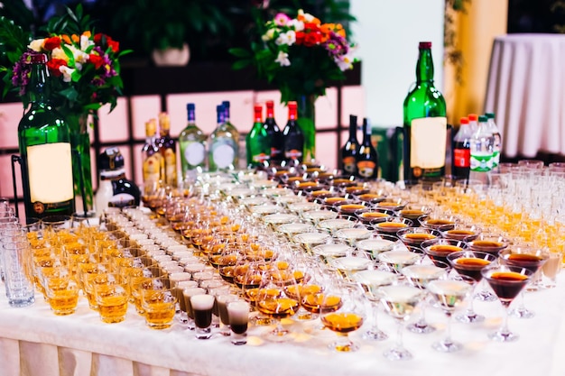 さまざまな高価なアルコール飲料の結婚披露宴のテーブル