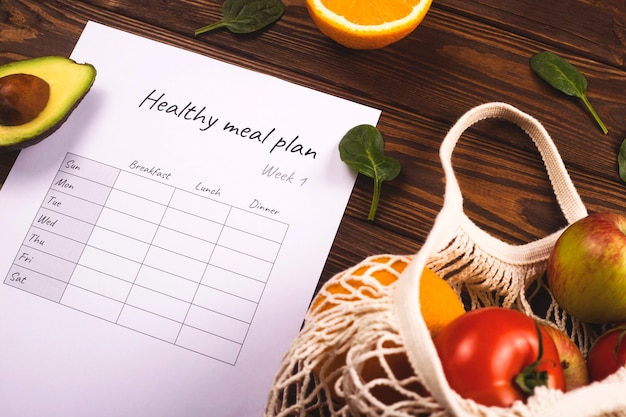 Foto una tabella con un piano nutrizionale settimanale. il concetto di alimentazione sana e perdita di peso.