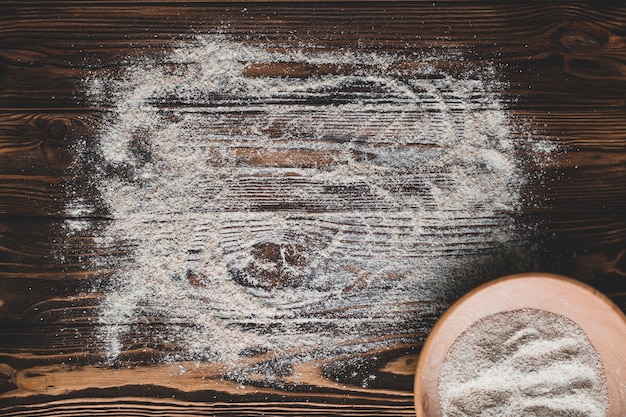 Table worktop dusted with powder