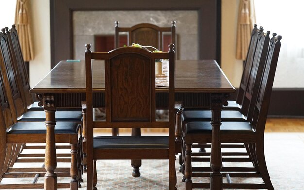 Photo tables and chairs in the room