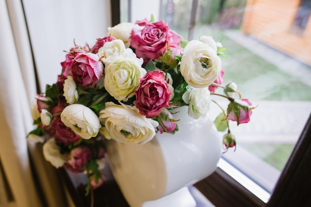 Tables decorayed with flowers on wedding day