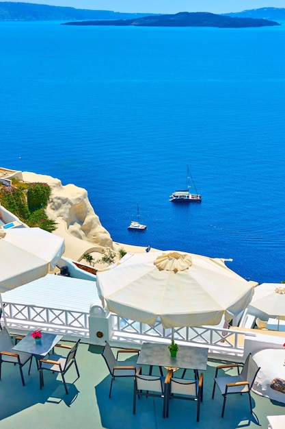 Tavoli, sedie e ombrelloni su una terrazza del resort sud