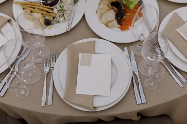 손님을 위한 고급 웨딩 테이블에 세팅된 테이블 요리와 음료 꽃 장식 흰색 의자와 테이블 웨딩 테이블 준비 평면도 수평 사진