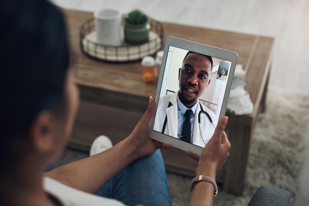 Foto tablet-consult op afstand met een arts en een patiënt in huis voor medische zorg of verzekering videogesprek telehealth en contact met een persoon die online met een medicijnprofessional praat