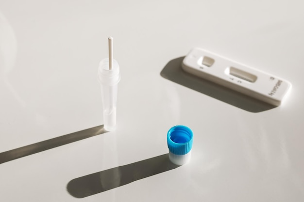 Tablet e kit per il test di covid e malattie su sfondo bianco