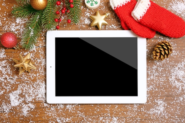 Tablet en kerst decor op houten achtergrond