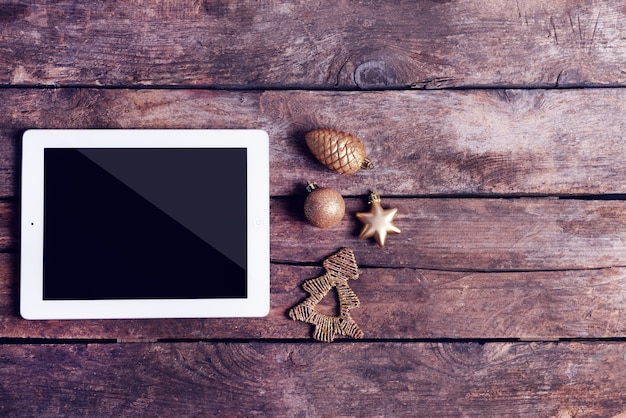 Tablet en kerst decor op houten achtergrond