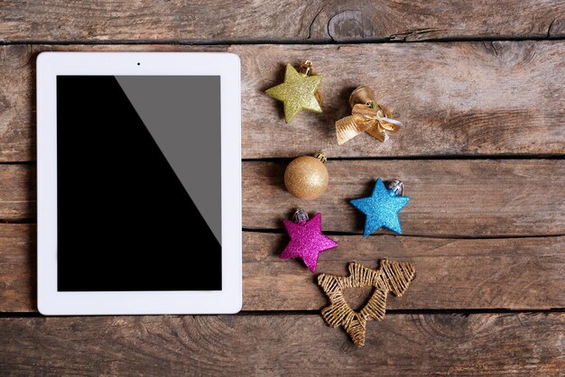 Tablet en kerst decor op houten achtergrond