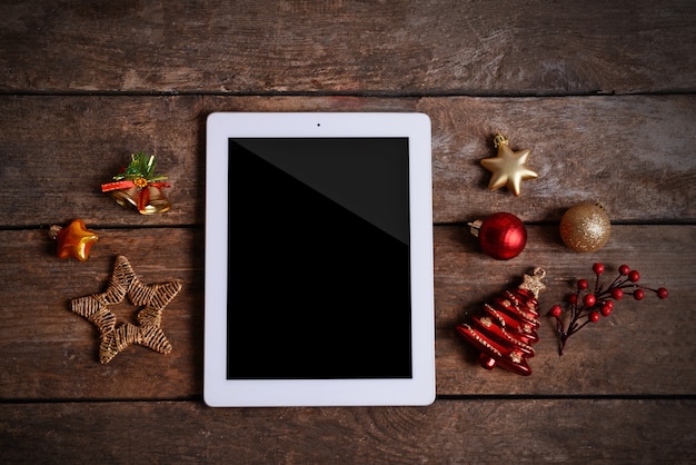 Tablet en kerstdecor op houten tafel