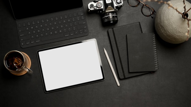 Tablet en laptop op een zwarte tafel