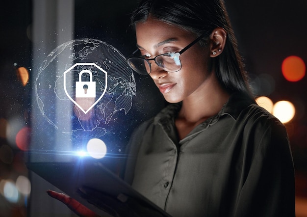 Foto tablet sicurezza globale e donna in ologramma per la sicurezza dei dati software password e database mondiale cybersecurity overlay e uomo d'affari con icona di blocco di tecnologia digitale e bokeh notturno