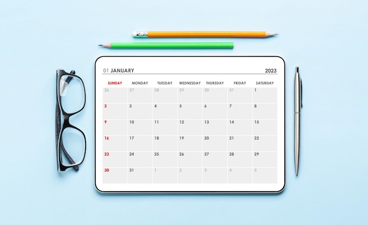 Foto tablet met agenda-app brillen en kantoorbenodigdheden
