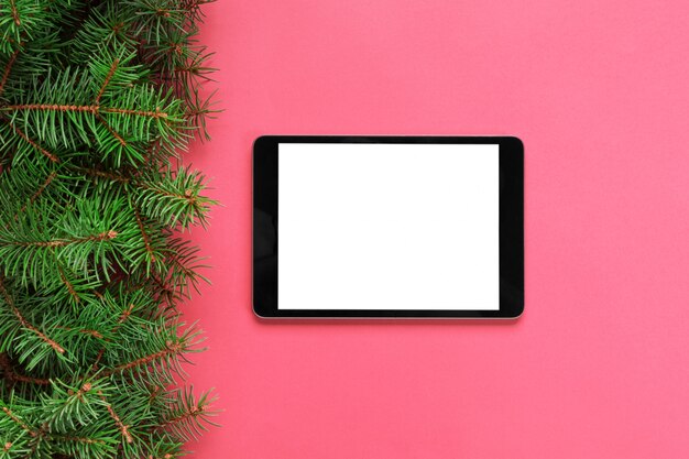 Tablet met een leeg scherm op de roze pastel