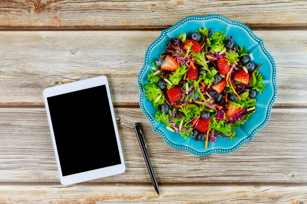 Tablet met gezonde salade voor food blogger