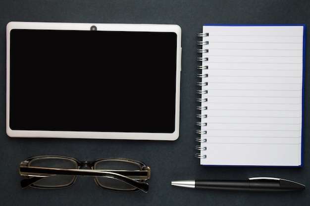 Tablet met notitieboekje.