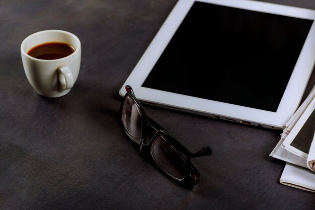 사무실에서 태블릿 메모장, 안경 및 에스프레소 커피 컵