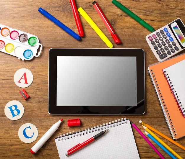 Foto tablet pc e diversi accessori per studi scolastici e per studenti