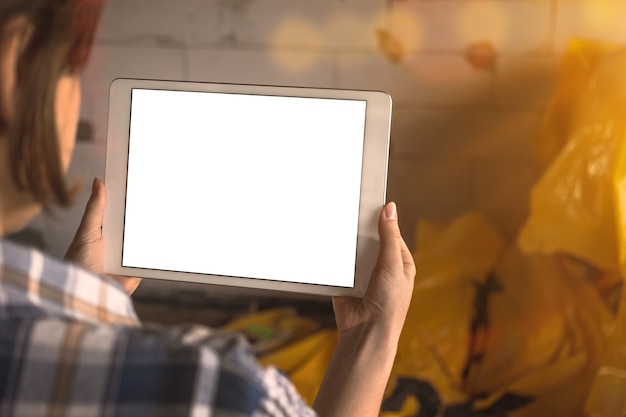 タブレット画面のモックアップ、住宅建設の背景、コピースペースの写真