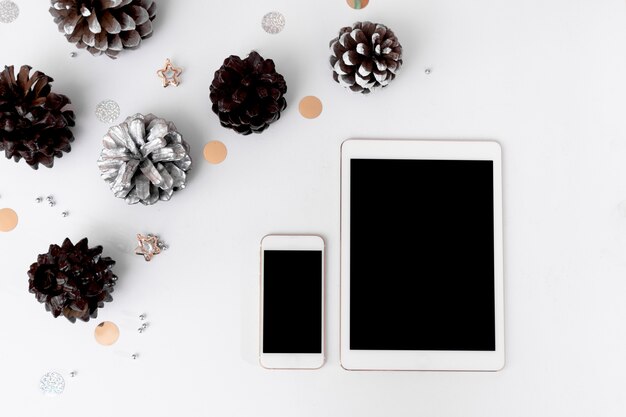 tablet slimme telefoon mobiele weergave op tafel met geïsoleerde wit scherm voor mockup in de kersttijd