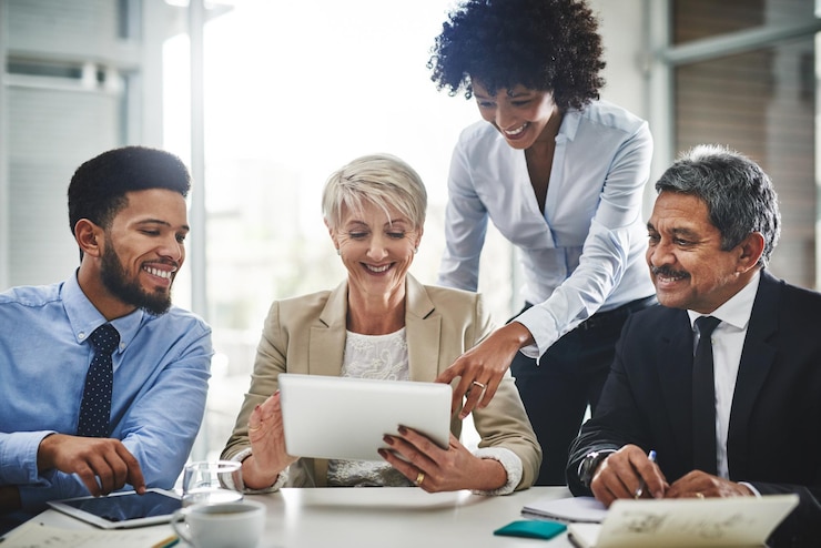 Foto tablet teamwork en zakenmensen in kantoor planning en brainstorming met financieel rapport groep start-up en werknemers met tech verbinding en makelaar met online boekhouding en handel
