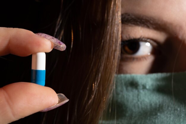 Photo a tablet that treats ailments of a serious infectious disease given by a doctor