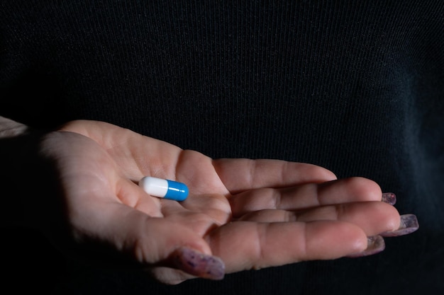 Photo a tablet that treats ailments of a serious infectious disease given on a womans hand