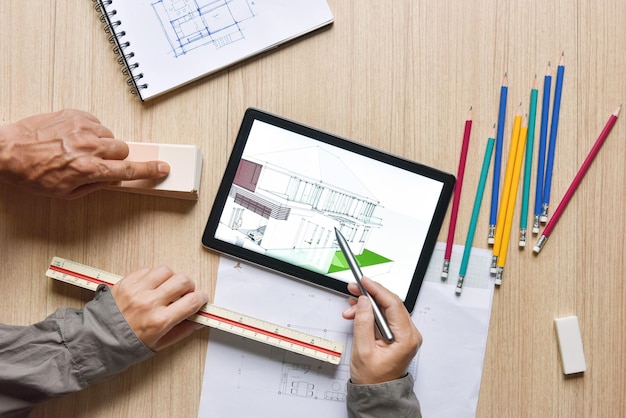 Tablet toont architecturale tekening ontwerp detail selectie van bouwkleur met digitale pennen