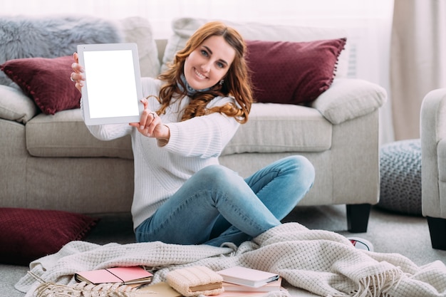 女性の手でタブレット。ブログソーシャルメディアオンラインビジネス。空の画面のモックアップ