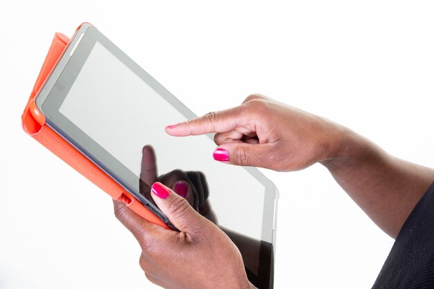 Tablet zwart leeg scherm in afrikaanse vrouw hand punt vinger
