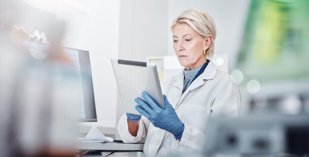 Tabletdenken en wetenschap met een doktersvrouw aan het werk in een laboratorium voor onderzoek, innovatie of ontwikkeling Medische gezondheidszorg en idee met een senior vrouwelijke wetenschapper die in een laboratorium werkt