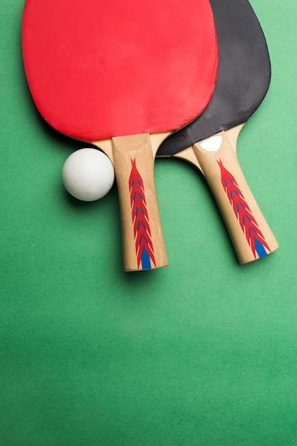 Настольная теннисная ракетка и мяч на столе