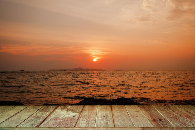 Tavolo contro il paesaggio marino al tramonto sullo sfondo