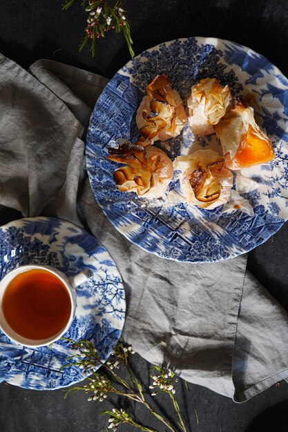 Photo tabletop view of tulhinhas traditional portuguese sweets with egg cream from aveiro on azulejo pla