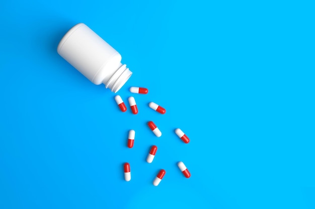 Таблетки или обезболивающие вылетают из бутылки на медицинском фоне с аптечным 3D-рендерингом