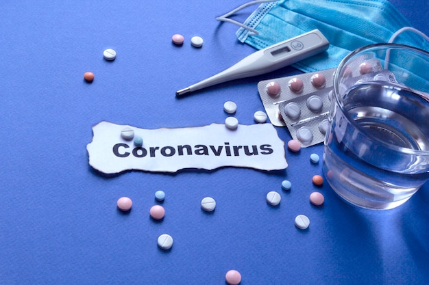Foto compresse e pillole per coronavirus su sfondo blu
