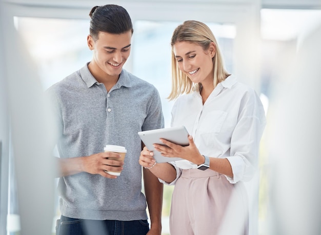 Tabletsamenwerking en praten in innovatie zakelijke bijeenkomst met zakenmensen Koffietechnologie of gelukkige man en vrouw planningsondersteuning of online strategiediscussie op kantoor voor marketingproject