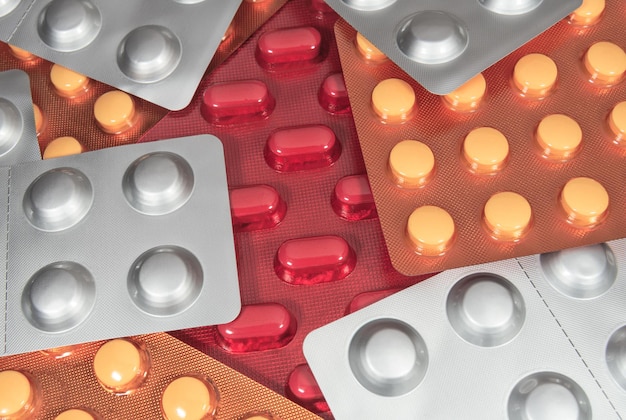 Tabletten en capsules in kleurrijke glanzende blisterverpakkingen