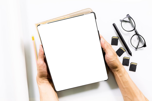 Tabletten en enveloppen worden op tafel geplaatst Flatlay Digital Tablet Leeg scherm op bureau met