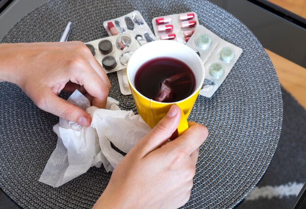 Foto tabletten, pillen en thee voor griep