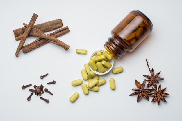 tabletten pillen verse kruidentabletten, traditionele geneeskunde, met ingrediënten van gedroogde kruidensimplicia