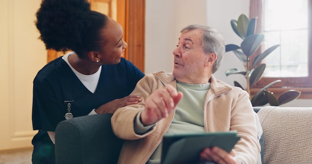 Tabletverpleegster en oudere man op de bank surfen op het internet voor medisch consultatieonderzoek bonding gezondheidszorg en zwarte vrouwelijke zorgverlener praten met oudere patiënten netwerken over technologie thuis