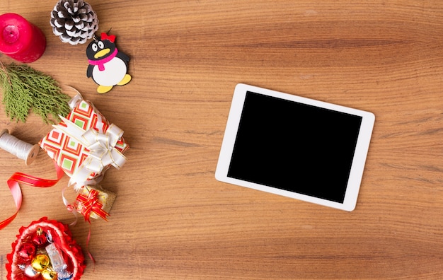 tabletweergave op tafel met geÃ¯soleerde wit scherm voor mockup in de kersttijd