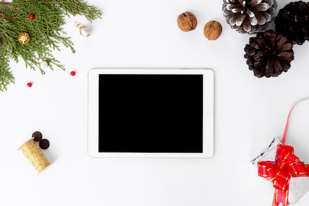 tabletweergave op tafel met geÃ¯soleerde wit scherm voor mockup in de kersttijd