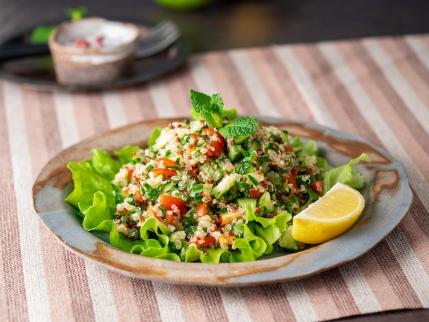 Tabouleh salade met quinoa. Oosters eten met groentenmix, veganistisch dieet.