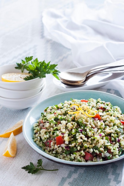 Tabouleh salade. Traditionele Midden-Oosterse of Arabische vegetarische salade met bulgur, peterselie, munt en tomaat. Ruimte kopiëren