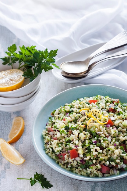 Tabouleh salade. traditionele midden-oosterse of arabische vegetarische salade met bulgur, peterselie, munt en tomaat.