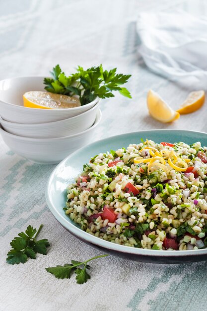 Tabouleh salade. Traditionele Midden-Oosterse of Arabische vegetarische salade met bulgur, peterselie, munt en tomaat.